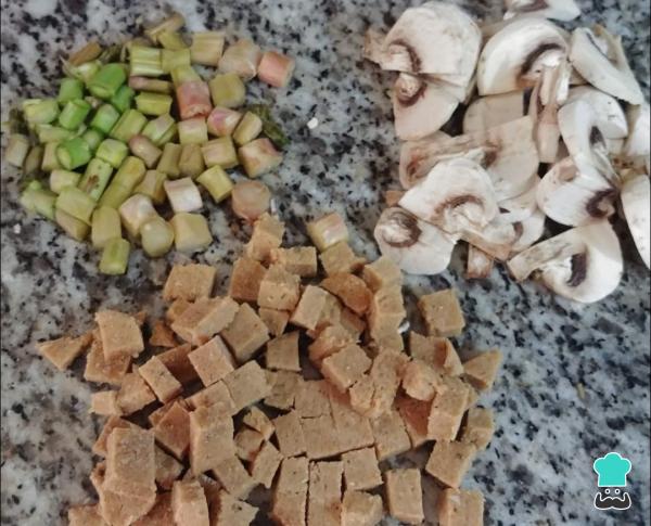 Recette de soupe végétalienne aux asperges sauvages - Étape 1