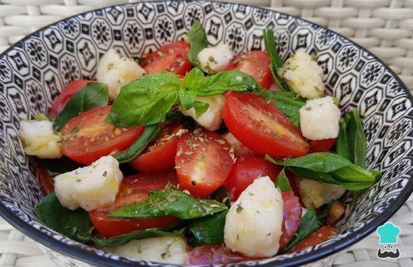 Recette de salade caprese végétalienne
