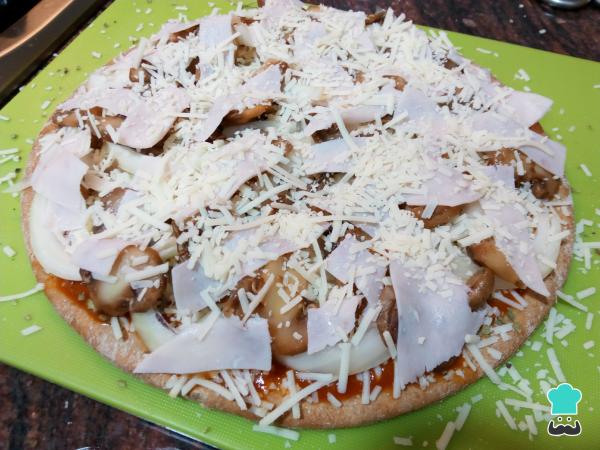 Recette de pizza à l'épeautre de blé entier avec jambon, champignons et oignon - Étape 5