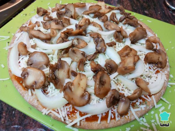 Recette de pizza à l'épeautre de blé entier avec jambon, champignons et oignon - Étape 4