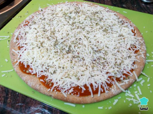 Recette de pizza à l'épeautre de blé entier avec jambon, champignons et oignon - Étape 2