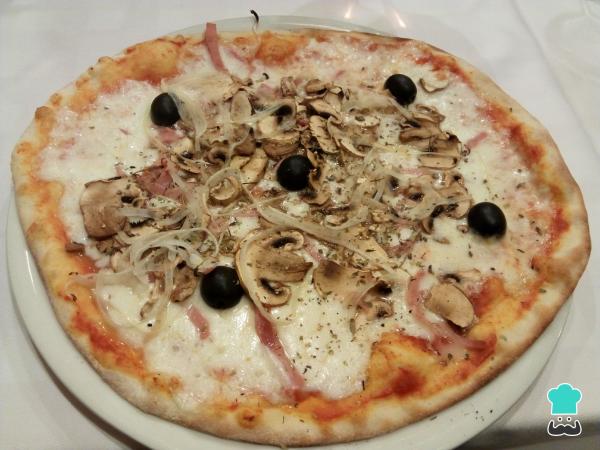 Recette de pizza au jambon, fromage et olives noires