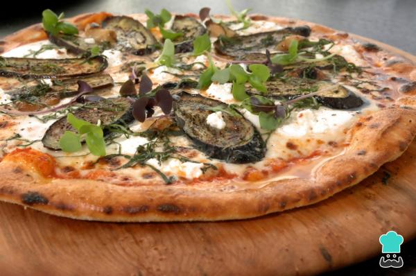 Recette de pizza aux aubergines, au fromage et au jambon