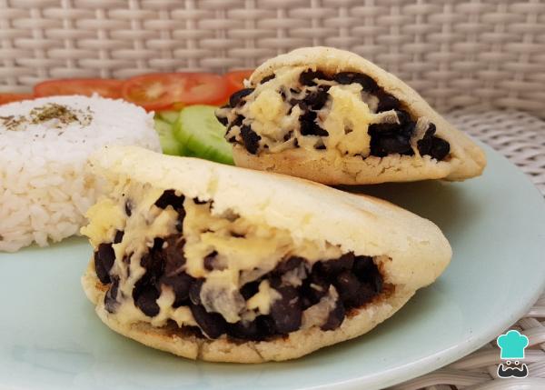 Recette des Arepas farcis aux haricots noirs