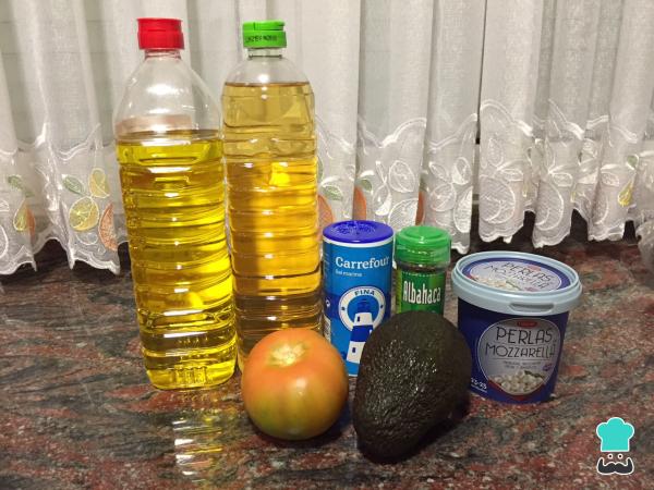 Salade Caprese à l'avocat Recette - Étape 1