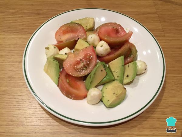 Salade Caprese à l'avocat Recette - Étape 5