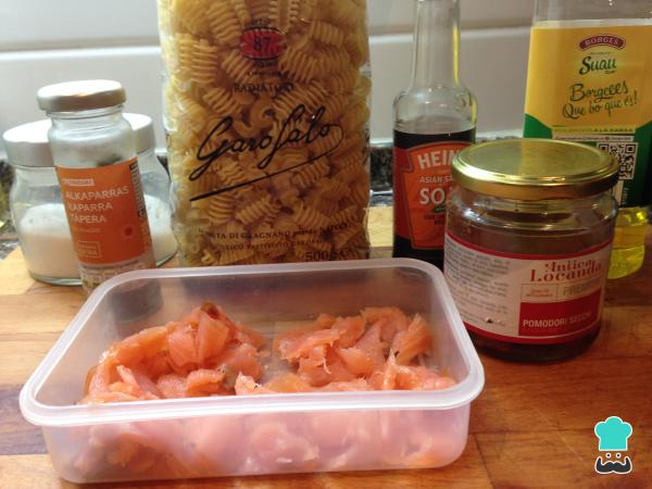 Recette de pâtes au saumon et tomates séchées - Étape 1