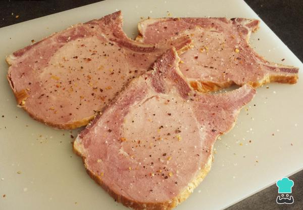 Recette de Côtelettes gratinées au fromage - Etape 1