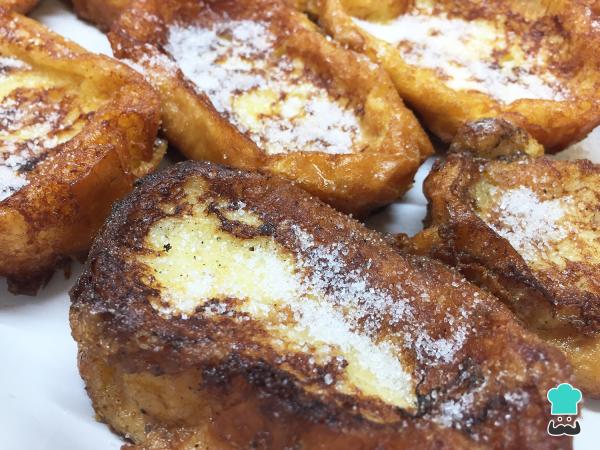Recette de Torrijas avec du lait, du sucre et de la cannelle