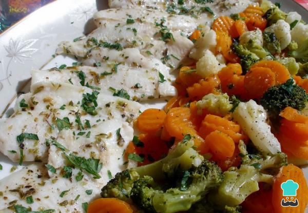 Recette de merlu cuit à la vapeur avec brocoli et chou-fleur