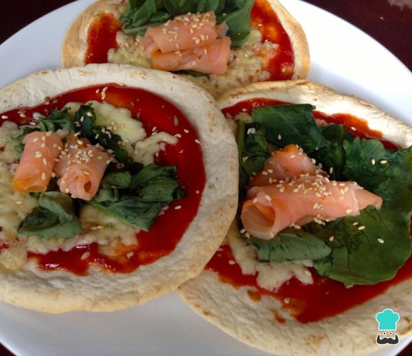 Recette de pizza au saumon et à la roquette