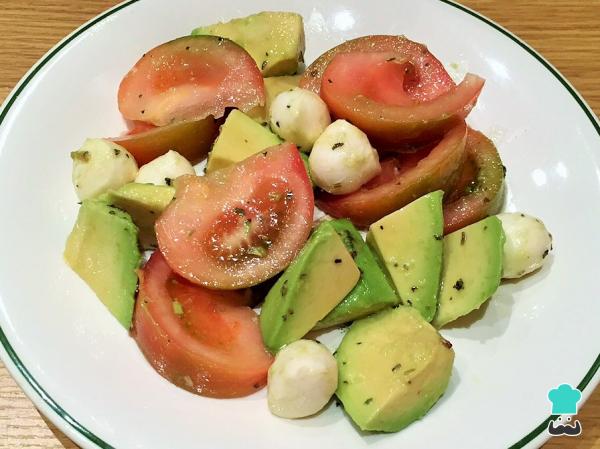 Recette de salade caprese à l'avocat