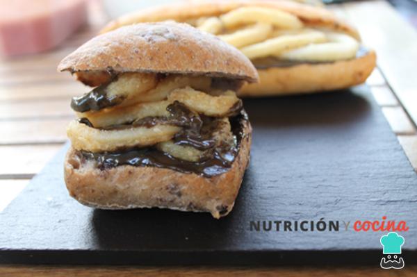 Recette de sandwich aux calamars avec aïoli à l'ail noir