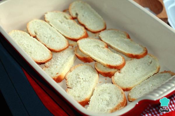 Recette de cake au jambon et au fromage avec du pain rassis - Étape 1