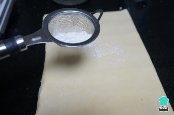 Boucles de pâte feuilletée au lait concentré recette - Étape 4