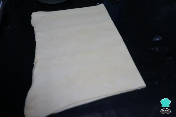 Boucles de pâte feuilletée au lait concentré recette - Étape 3