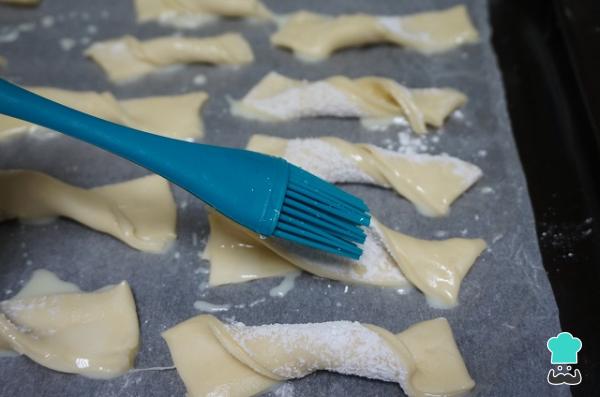 Boucles de pâte feuilletée au lait concentré recette - Étape 7