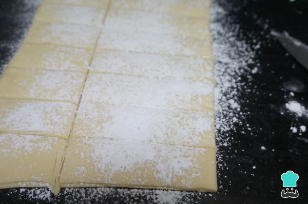 Boucles de pâte feuilletée au lait concentré recette - Étape 5