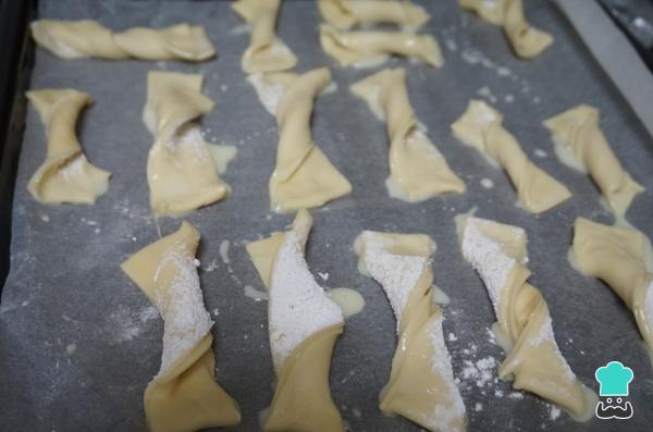 Boucles de pâte feuilletée au lait concentré recette - Étape 6
