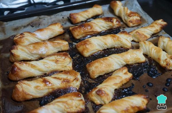 Boucles de pâte feuilletée au lait concentré recette - Étape 8