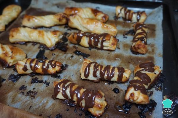 Boucles de pâte feuilletée au lait concentré recette - Étape 9