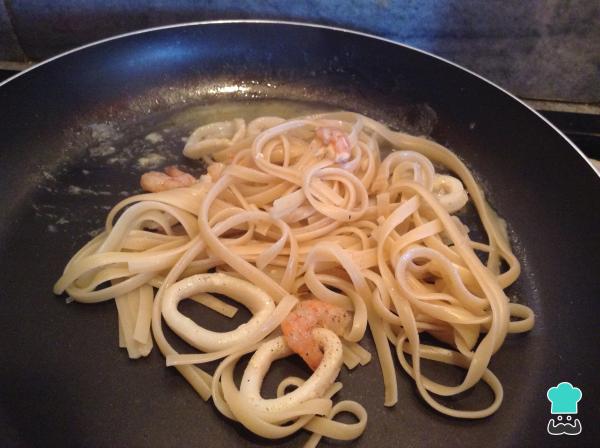 Recette de nouilles aux calamars et crevettes - Étape 6