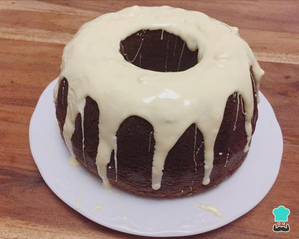 Recette de gâteau avec une couverture de chocolat blanc