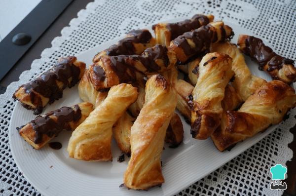 Recette de nœuds de pâte feuilletée au lait concentré