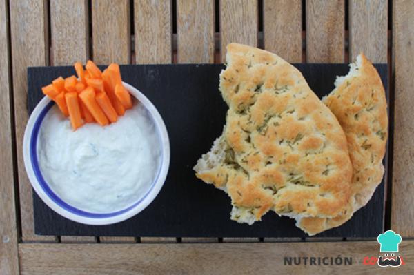 Focaccia au thym et au romarin avec recette de tzatziki