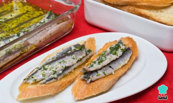 Recette d'Anchois marinés au jus de fruits et poivre