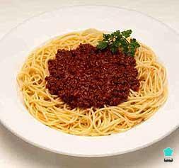 Recette de NOUILLES A LA VIANDE ET SAUCE TOMATE avec monture