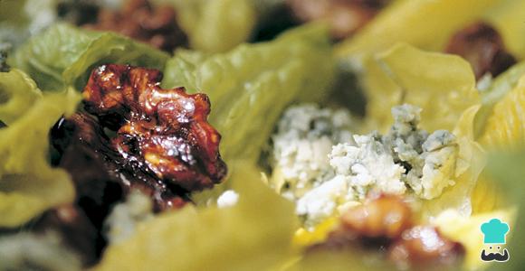 Recette de Roquefort, laitue et salade de noix