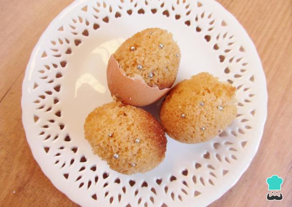 Recette de gâteau à l'intérieur d'un œuf