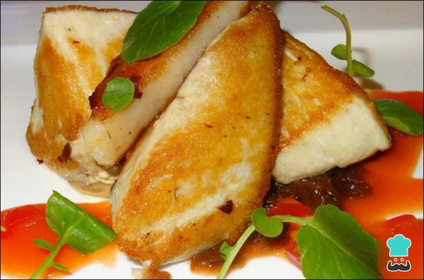 Recette de mérou rôti avec oignons glacés et sauce aux amandes