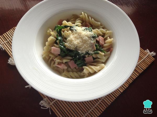 Recette de pâtes aux épinards et au jambon