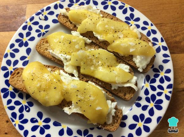 Recette du canapé au fromage de chèvre et aux pommes