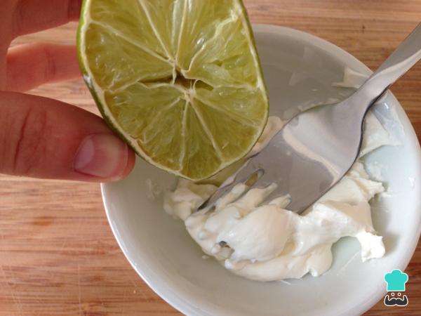 Recette de roulés au saumon fumé avec pain de mie - Étape 2