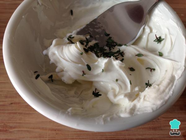 Recette de roulés au saumon fumé avec pain de mie - Étape 3