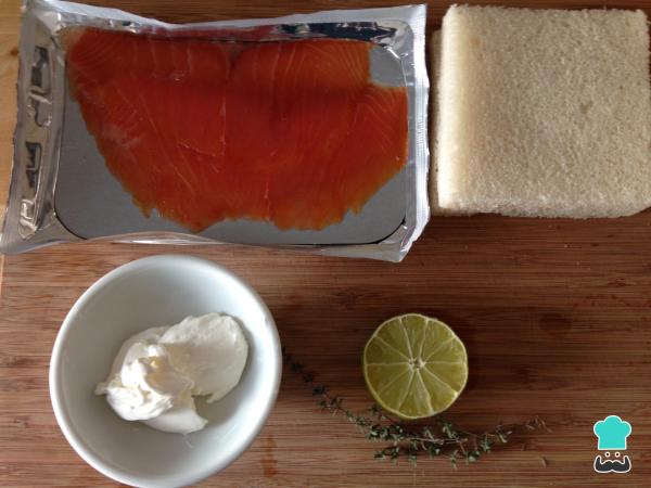 Recette de roulés au saumon fumé avec pain de mie - Étape 1
