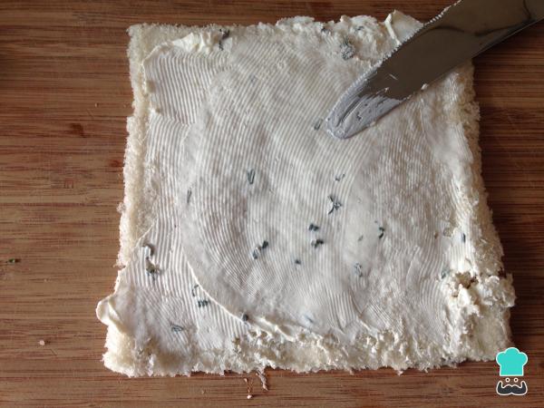 Recette de roulés au saumon fumé avec pain de mie - Étape 5