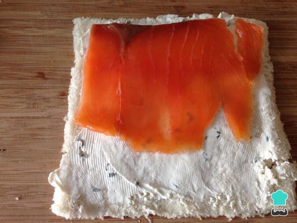Recette de roulés au saumon fumé avec pain de mie - Étape 6