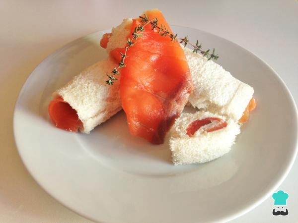 Rouleaux de saumon fumé avec du pain de mie