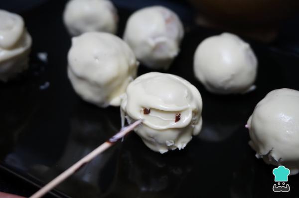 Recette de Cake Pops momie au chocolat blanc pour Halloween - Étape 8