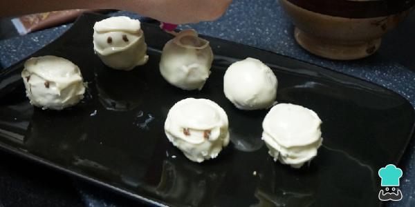 Recette de Cake Pops momie au chocolat blanc pour Halloween - Étape 7