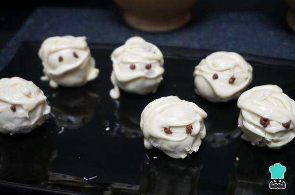 Recette de Cake Pops Momies au chocolat blanc pour Halloween - Étape 9