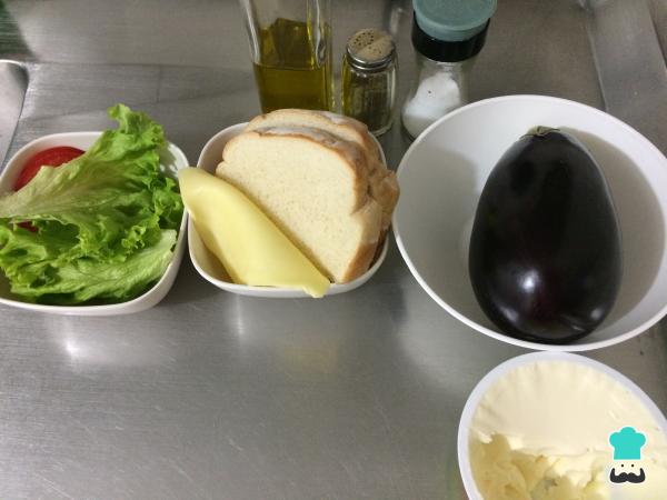 Recette de sandwich végétarien aux aubergines - Étape 1
