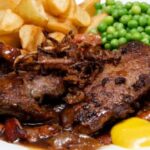 Recette de Steaks de foie à l'oignon et à la tomate