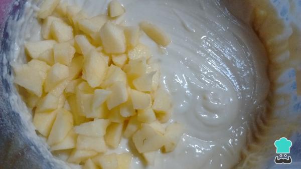 Recette de Gâteau au yaourt, aux pommes et aux noix - Étape 6