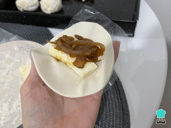 Recette d'empanadas au fromage et à l'oignon - Étape 4