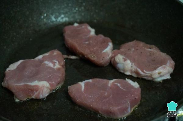 Recette de surlonge de porc en sauce aux champignons et oignon - Étape 1